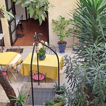 Sous Le Neflier Bed and Breakfast Nîmes Exteriör bild