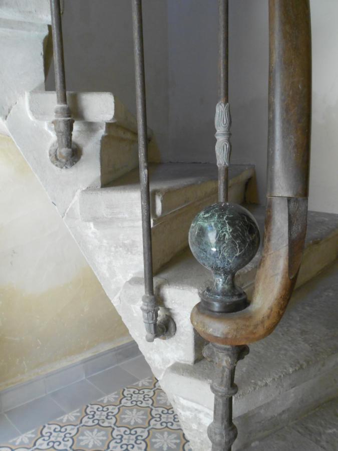 Sous Le Neflier Bed and Breakfast Nîmes Exteriör bild