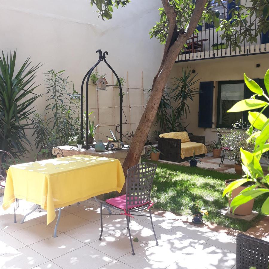 Sous Le Neflier Bed and Breakfast Nîmes Exteriör bild