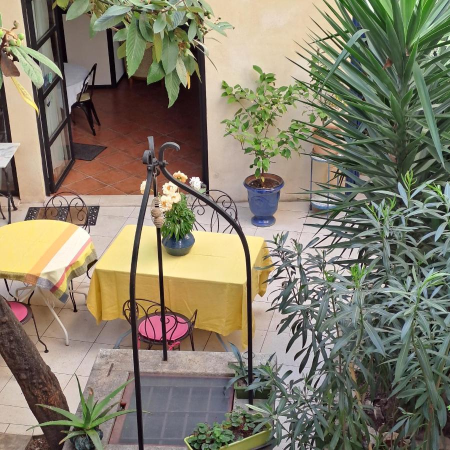 Sous Le Neflier Bed and Breakfast Nîmes Exteriör bild